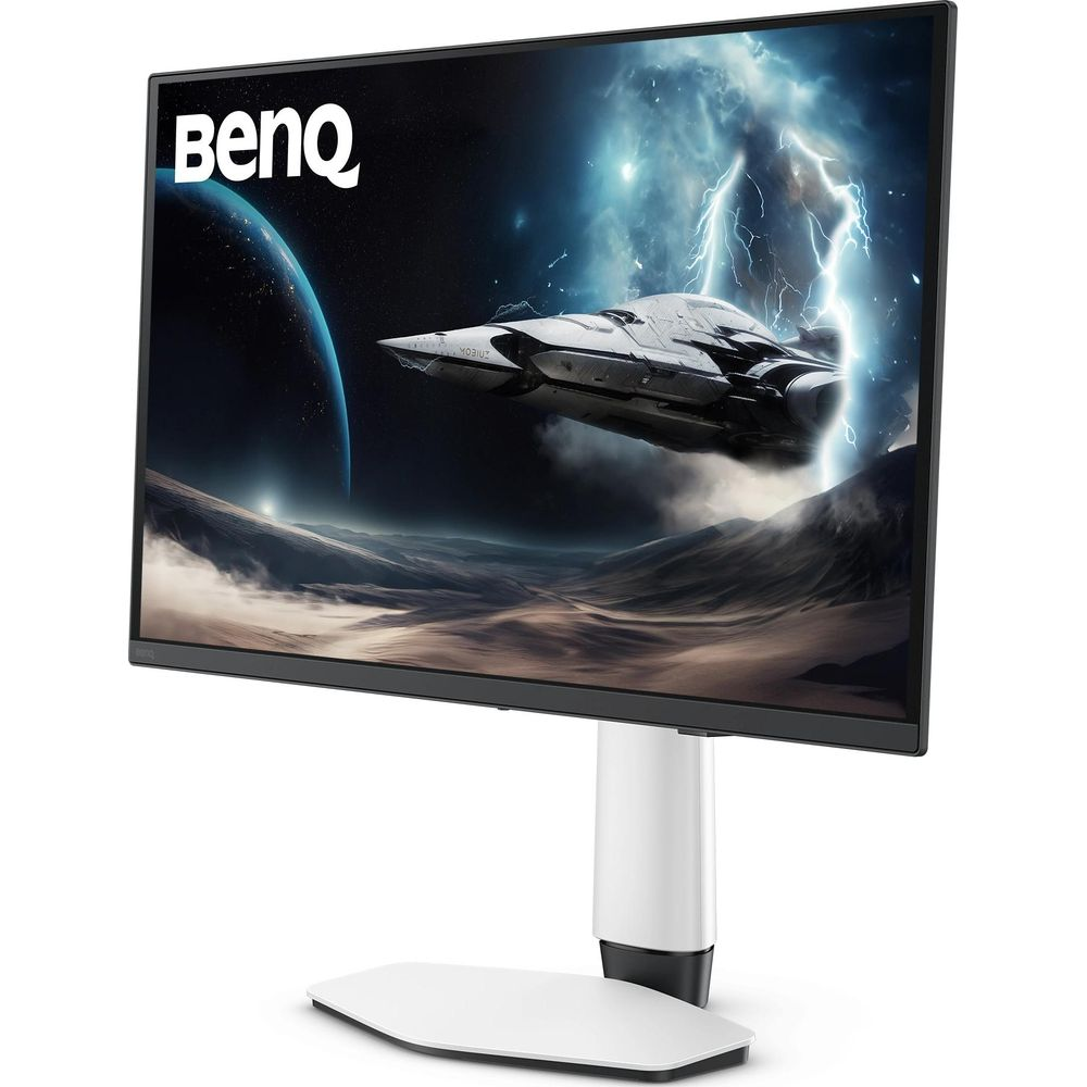 Un monitor BenQ muestra una nave espacial ante un planeta y rayos.