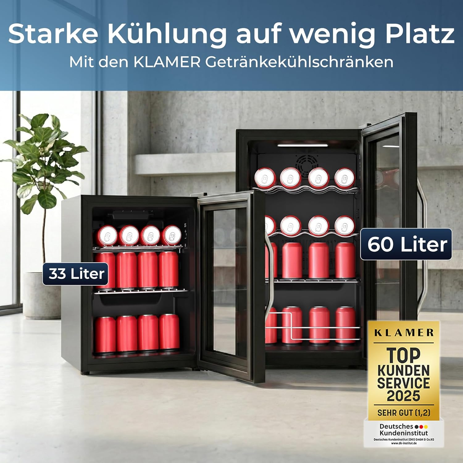 Zwei schwarze Kalamer Getränkekühlschränke, 33 und 60 Liter, gefüllt mit roten Dosen, mit Pflanze und Auszeichnung im Hintergrund.