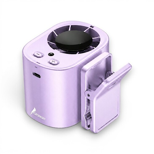 Un mini ventilador portátil de color morado claro con una rejilla circular negra y dos botones en la parte superior, y un clip lateral.