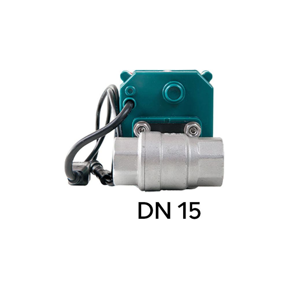 Una válvula de bola motorizada DN 15 de color verde azulado con cuerpo plateado y cables eléctricos negros, sobre fondo blanco.