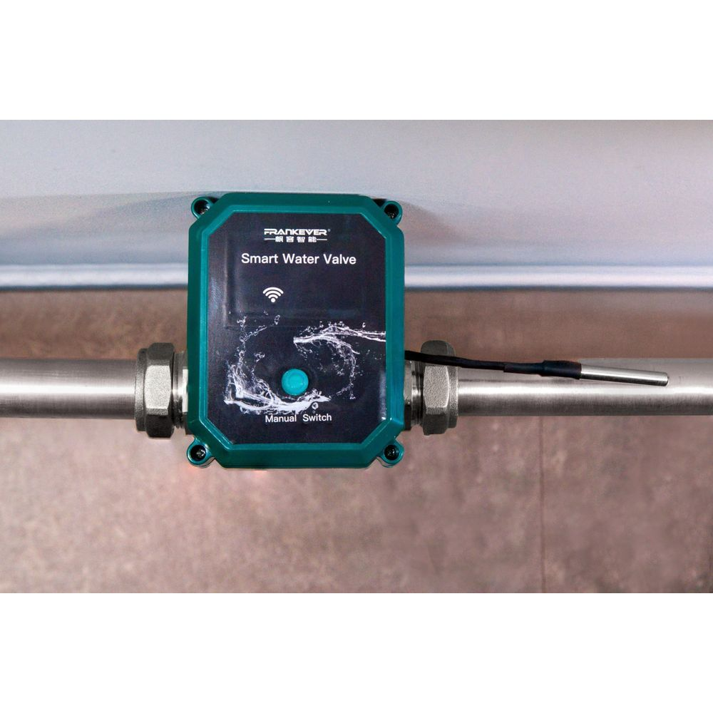 Una válvula inteligente de agua verde está unida a una tubería plateada, con un cable sensor extendiéndose desde la derecha.