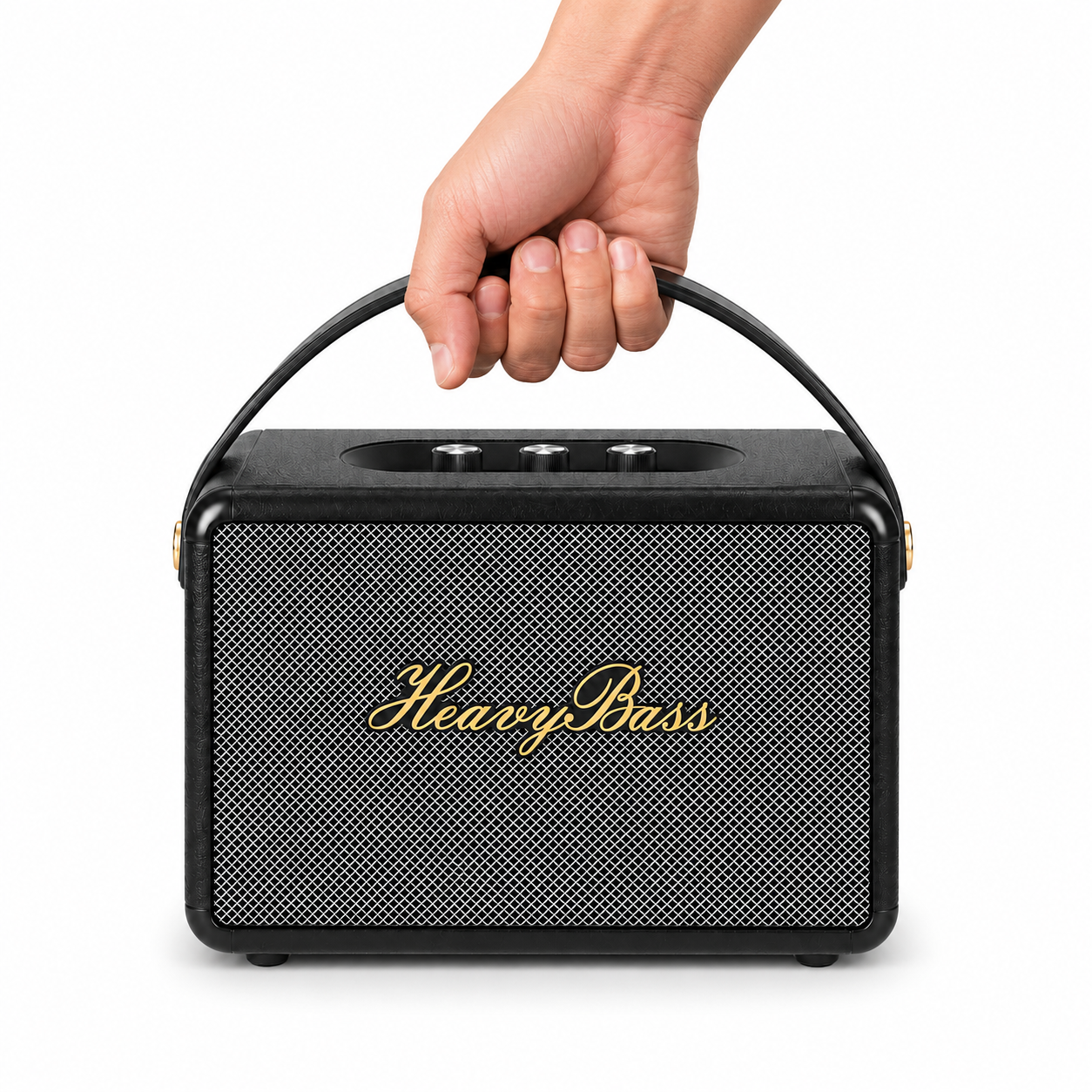 Una mano sostiene un altavoz negro con "Heavy Bass" en dorado.