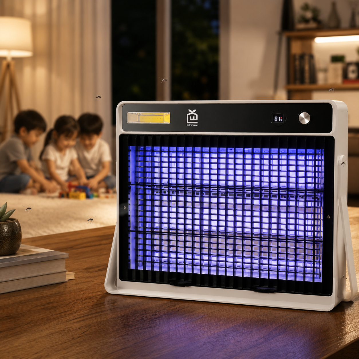 Un matainsectos blanco con una rejilla morada brillante está sobre una mesa de madera, con niños jugando al fondo.