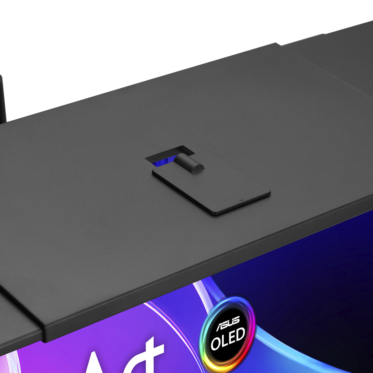 Un soporte de monitor negro con una pequeña pieza de plástico rectangular y plana, que revela una luz azul.