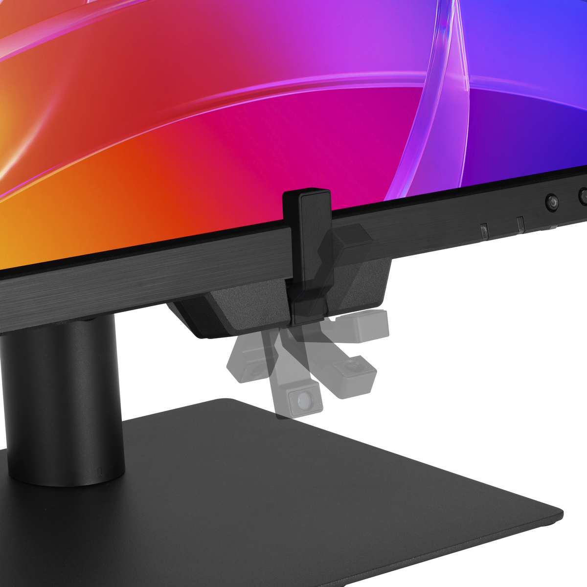 Se muestra un soporte de monitor negro con mecanismo de inclinación frente a una pantalla colorida.