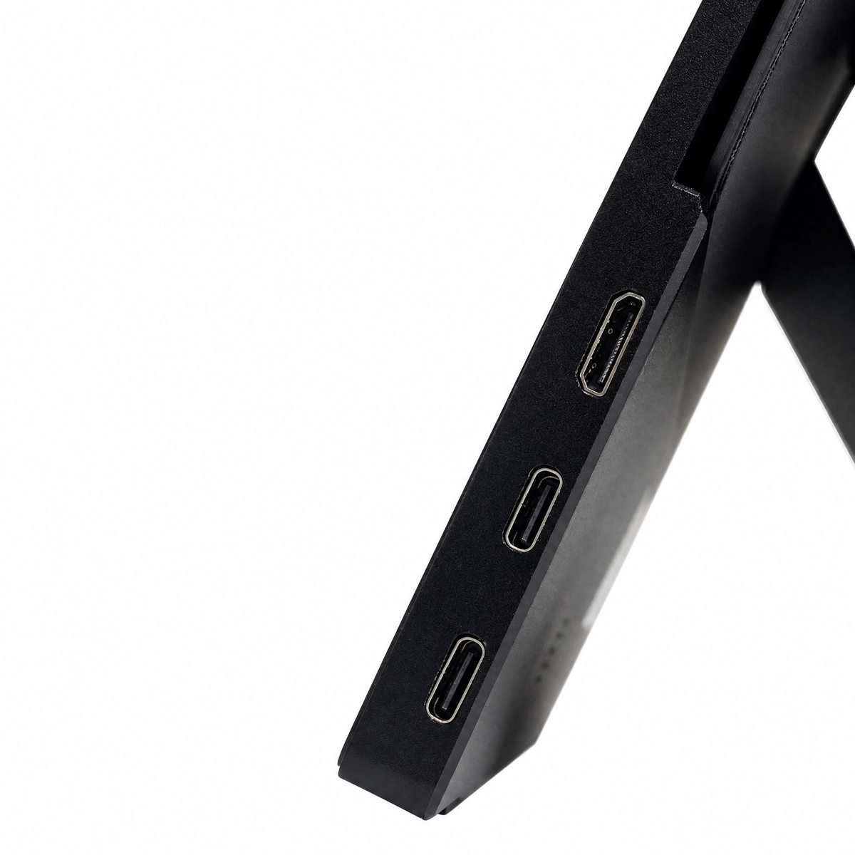 Primo piano delle porte di un dispositivo elettronico nero, sfondo bianco.