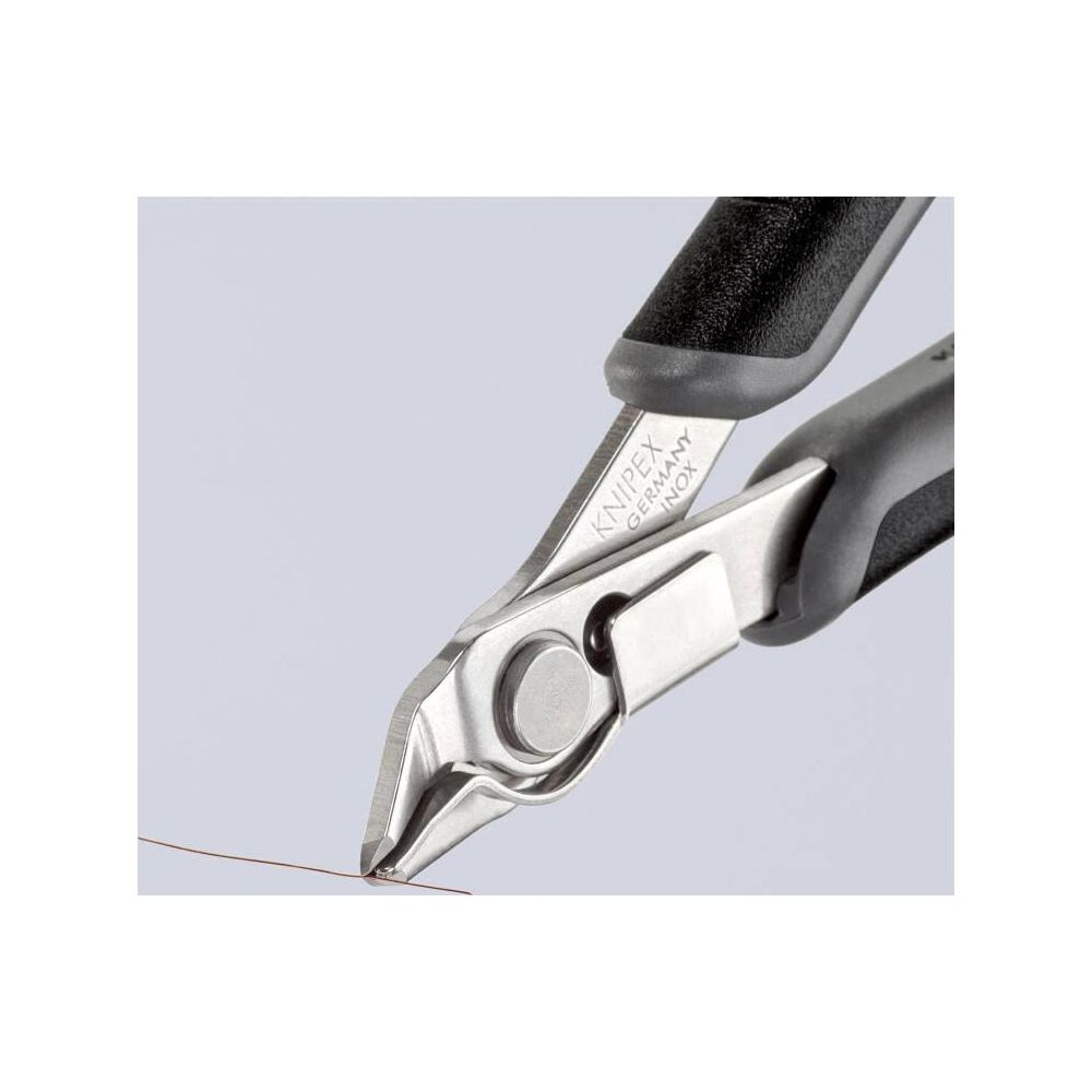 Un tronchese Knipex taglia un filo sottile. Manici neri.