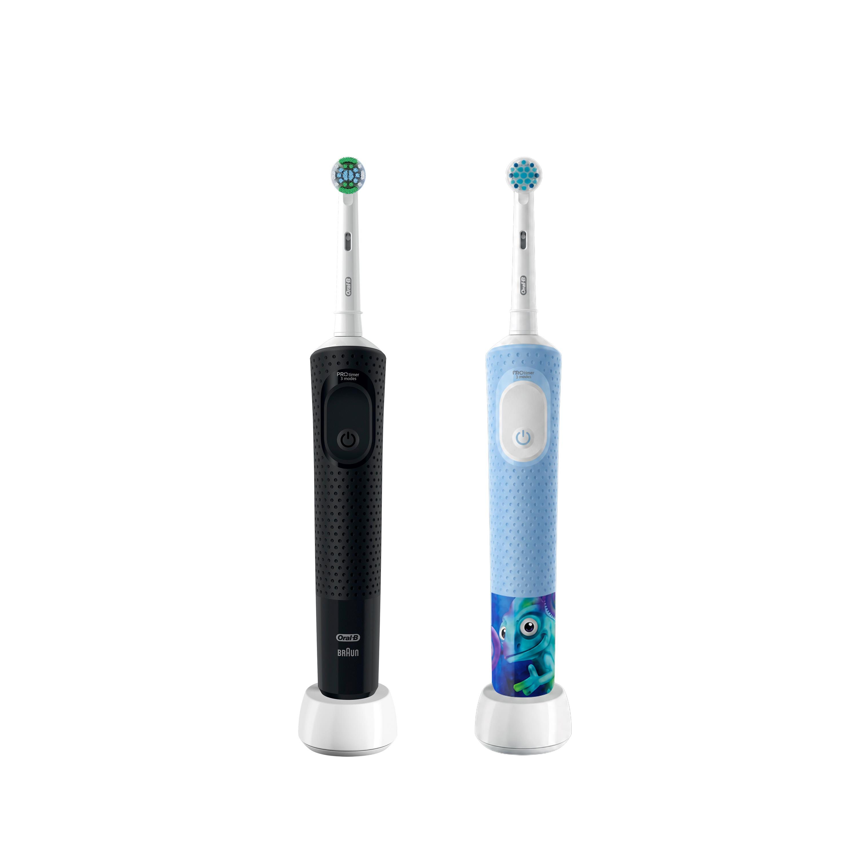 Şarj aletlerinde iki Oral-B diş fırçası, biri siyah, diğeri karakterli mavi.