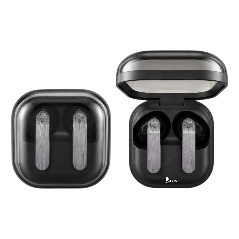 Dos auriculares negros en estuches transparentes. Un estuche cerrado, el otro abierto.