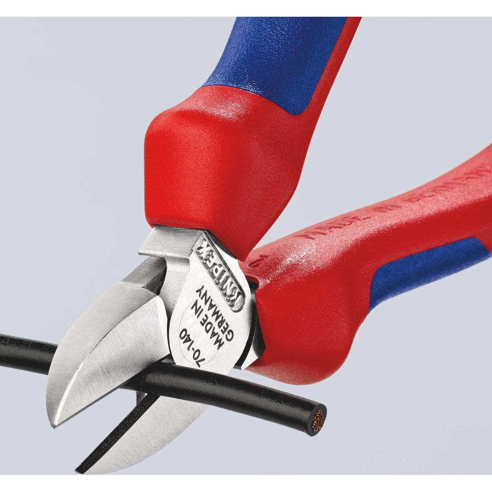 Tronchese Knipex con manici rossi e blu che taglia un cavo nero.