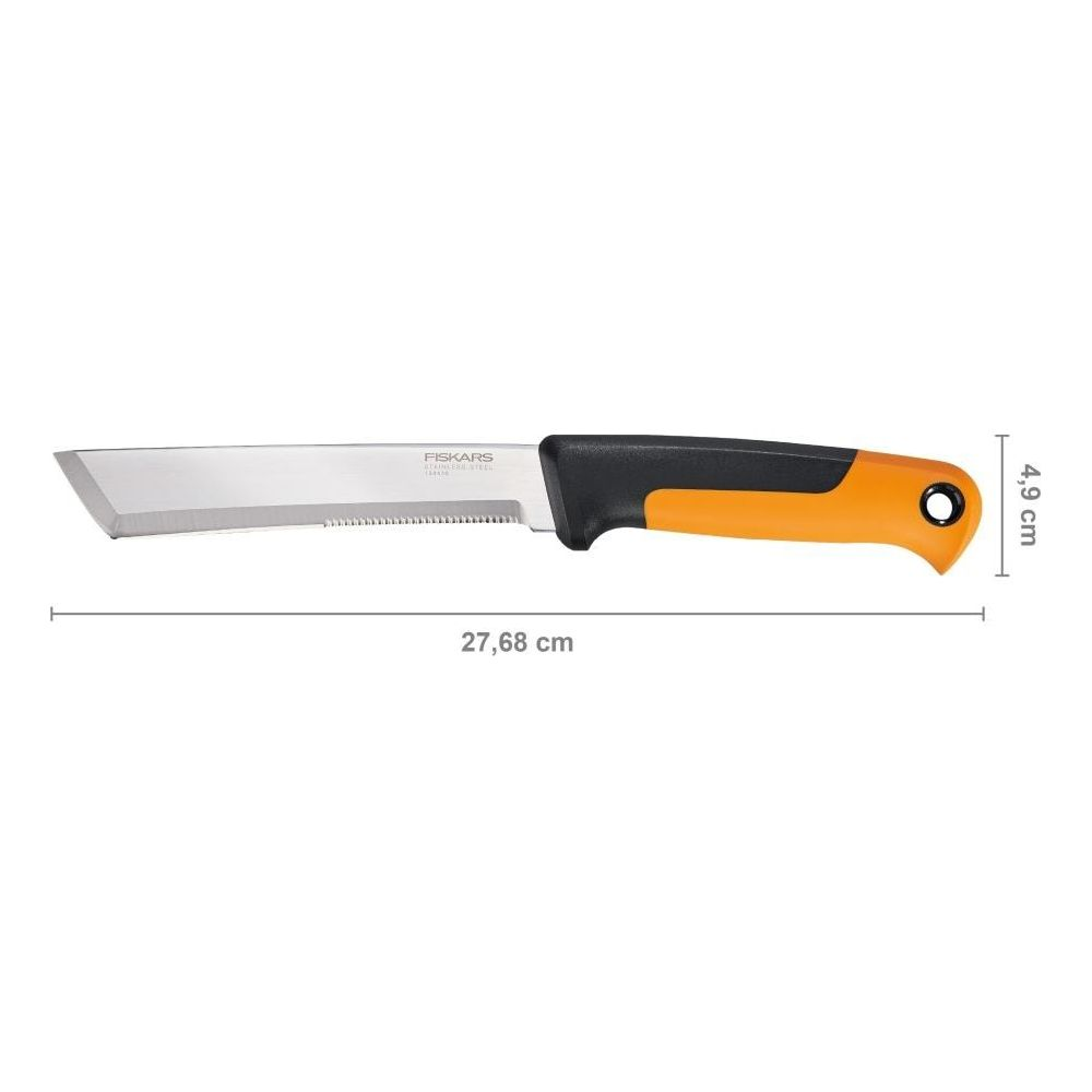 Un coltello argentato con manico nero e arancione. Misura 27,68 cm x 4,9 cm.