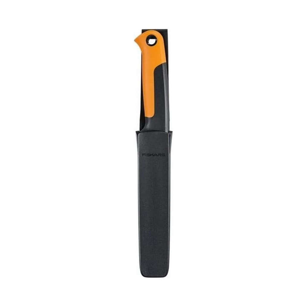 Un coltello con manico arancione in un fodero nero, logo Fiskars visibile.