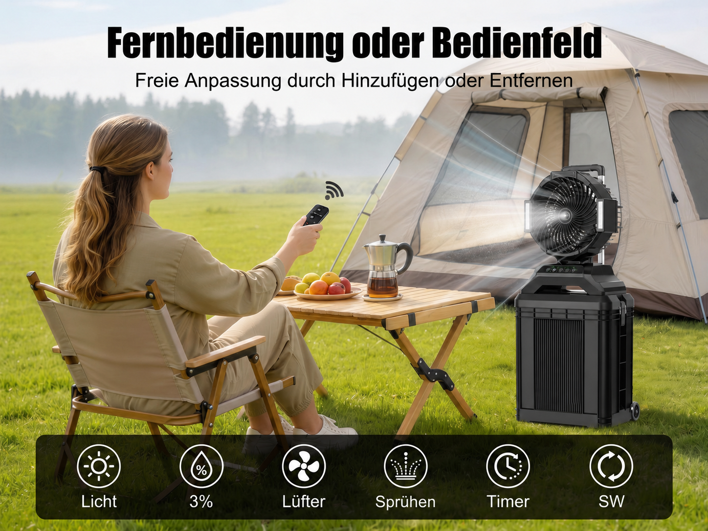Eine Frau im Campingstuhl steuert einen schwarzen tragbaren Ventilator mit einer Fernbedienung neben einem Zelt und Holztisch.