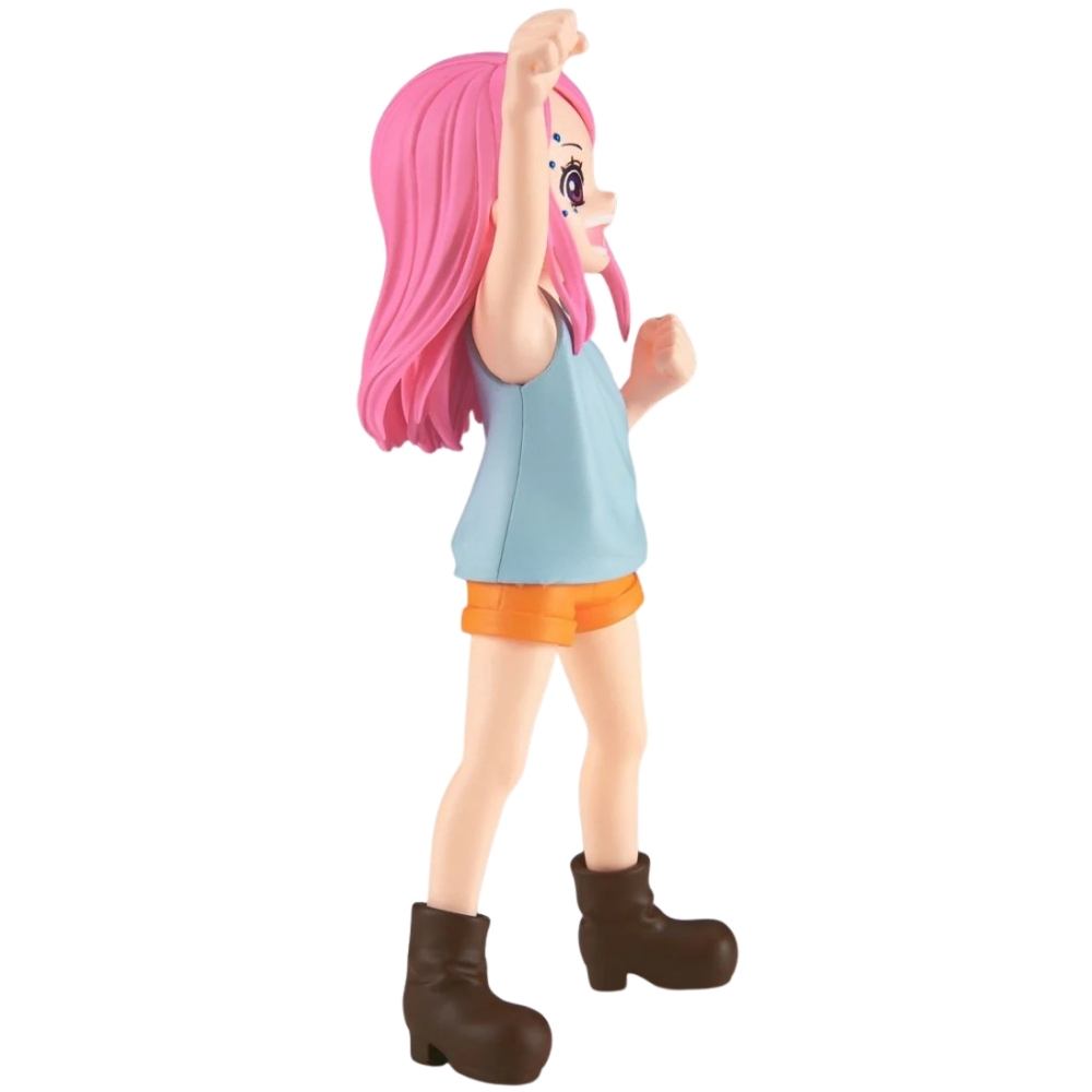 Chica anime con pelo rosa, top azul claro, pantalones cortos naranjas y botas marrones, levantando su brazo derecho en pose triunfal.