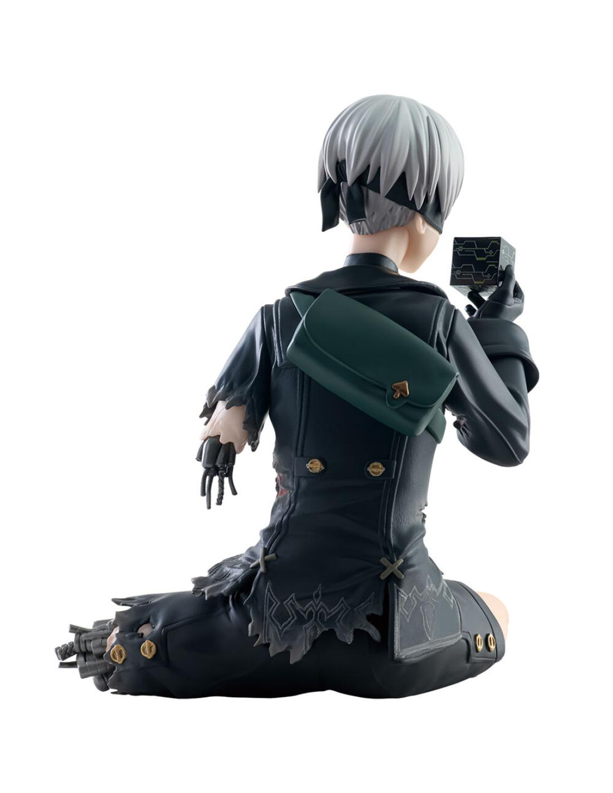 Una figura de un personaje con cabello blanco y atuendo oscuro, sosteniendo un cubo negro, vista desde atrás.