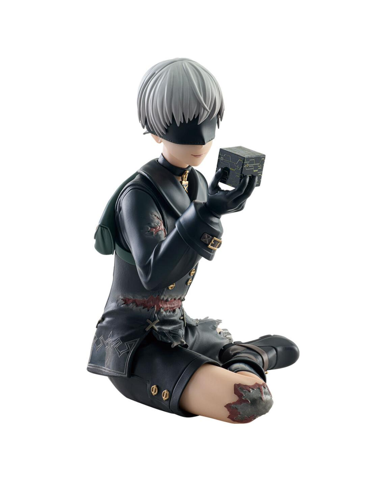 Una figura con pelo gris y parche en el ojo sostiene un cubo.