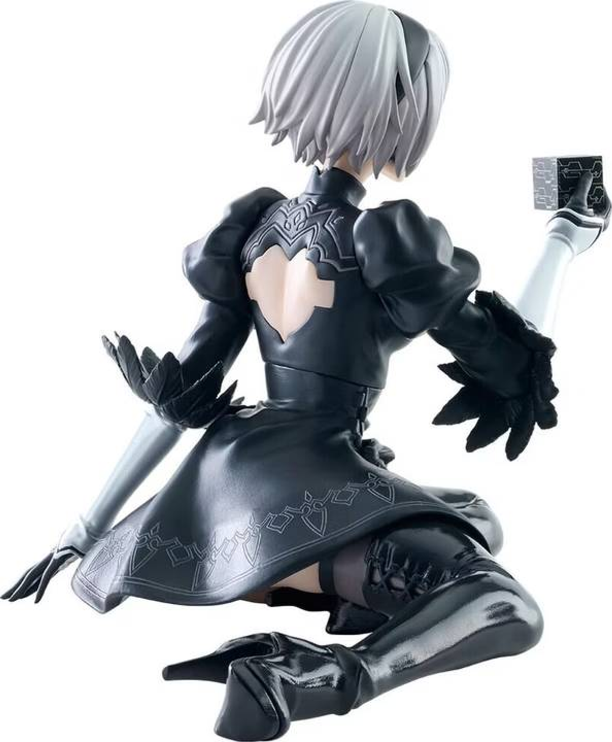 Figura de mujer de pelo blanco con vestido negro sujeta un cubo.