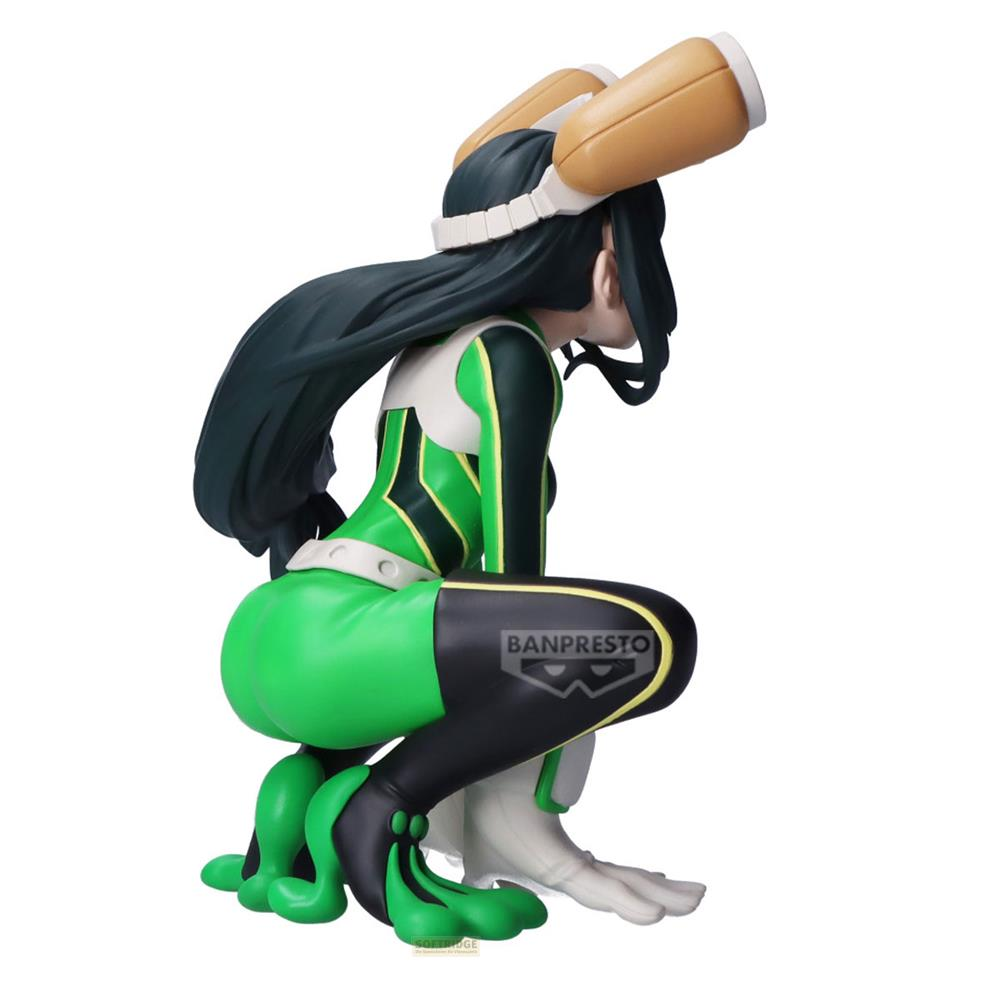 Una figura con traje verde y negro y casco marrón está agachada.