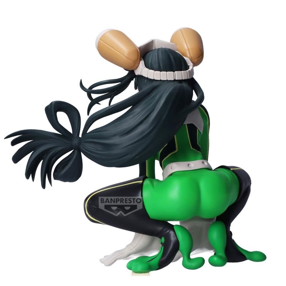 Una figura de un personaje con pelo largo y oscuro, con un traje verde y negro, agachado, visto desde atrás.