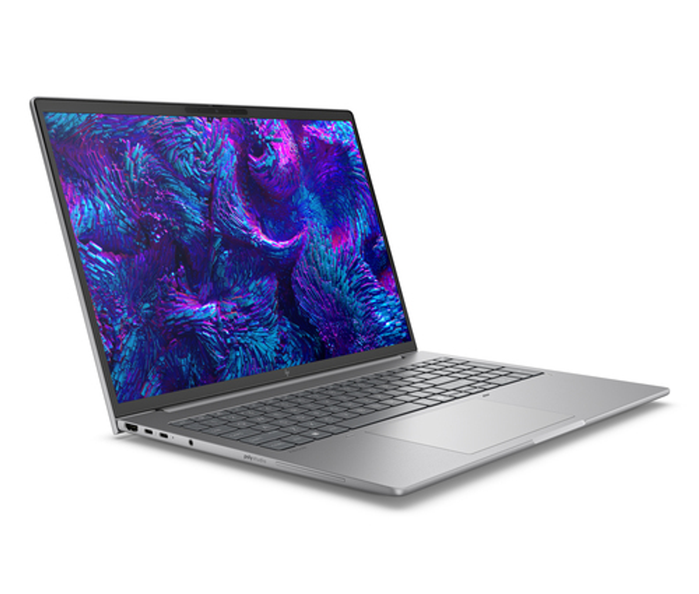 Un portátil plateado con un vibrante diseño abstracto morado y azul en su pantalla, inclinado sobre un fondo blanco.