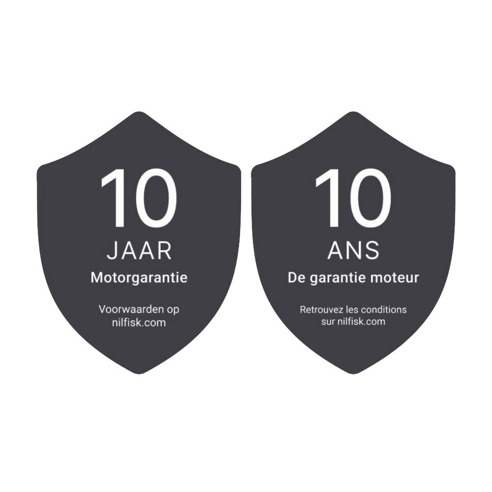 Deux insignes gris foncé en forme de bouclier. Gauche : « 10 JAAR Motorgarantie » et « Voorwaarden op nilfisk.com ». Droite : « 10 ANS De garantie moteur » et « Retrouvez les conditions sur nilfisk.com ».