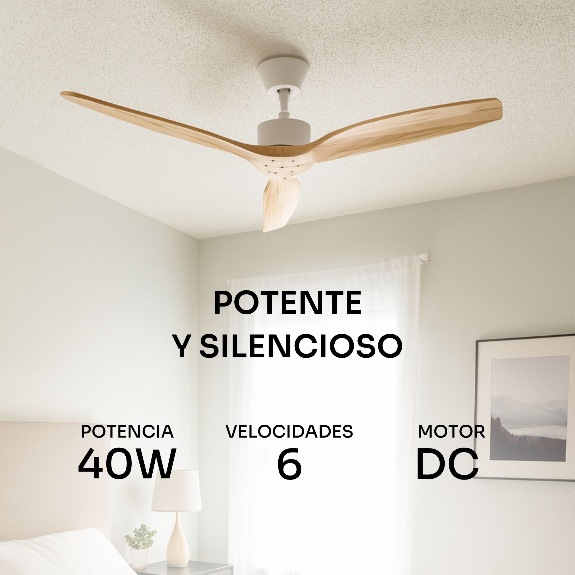 Un ventilador de techo blanco con aspas de madera sobre una cama.