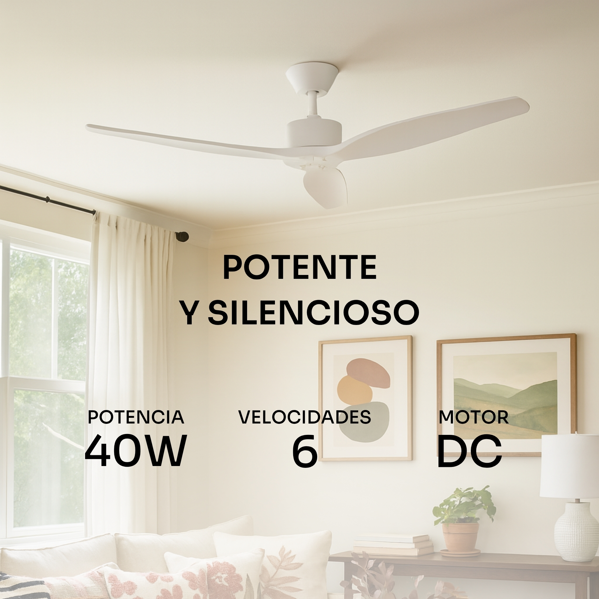 Ein weißer Deckenventilator mit drei Flügeln hängt über einem Wohnzimmer mit Sofas und Fenstern.