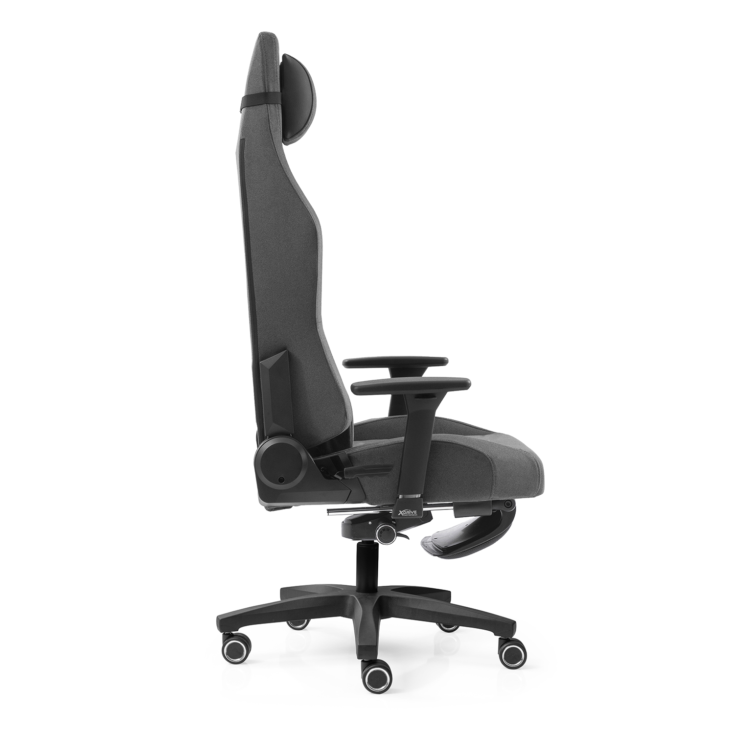 Beyaz arka plan üzerinde gri ergonomik ofis koltuğu, baş dayanağı ve ayak dayama yeri.