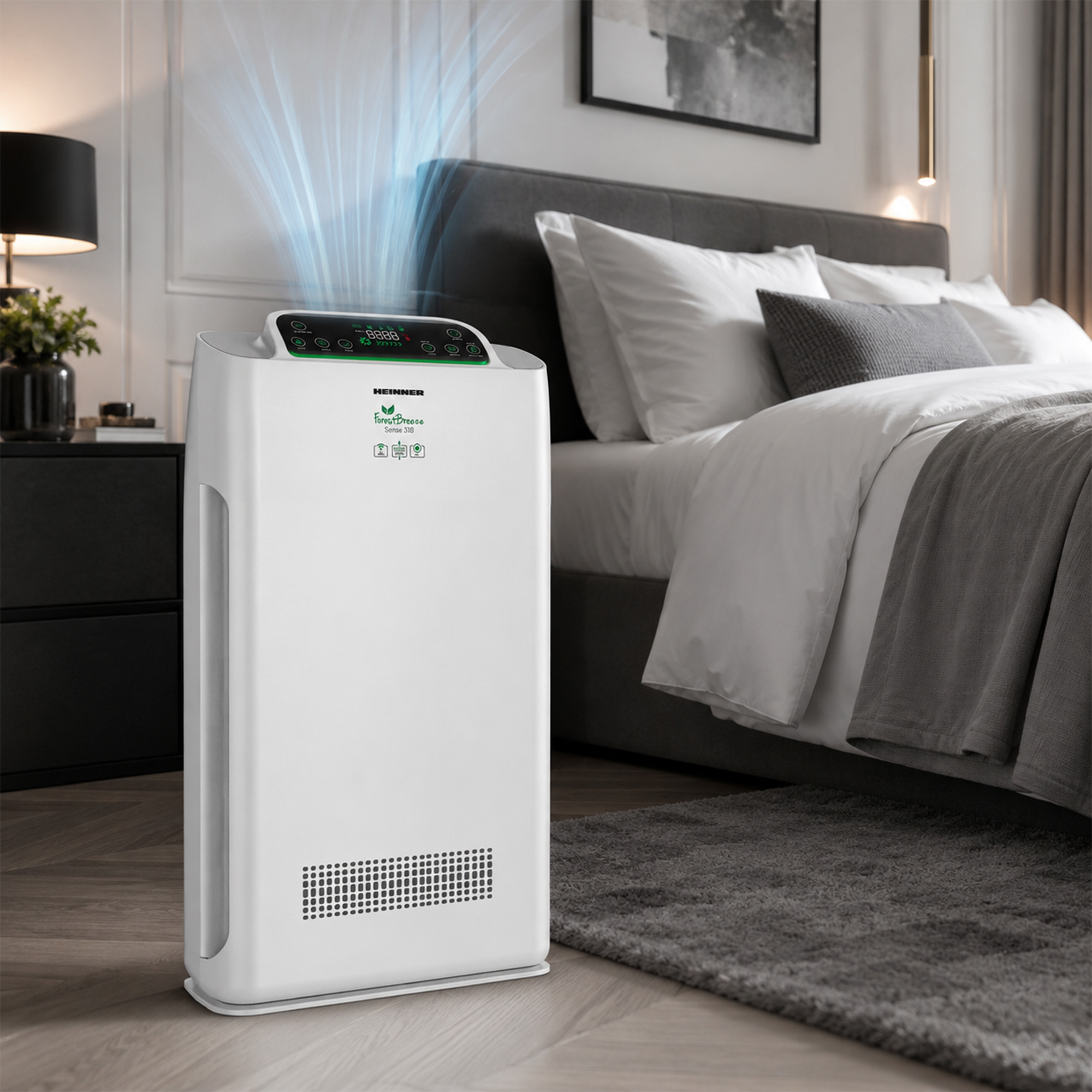 Un purificateur d'air blanc émet de la brume bleue sur un plancher en bois près d'un lit.