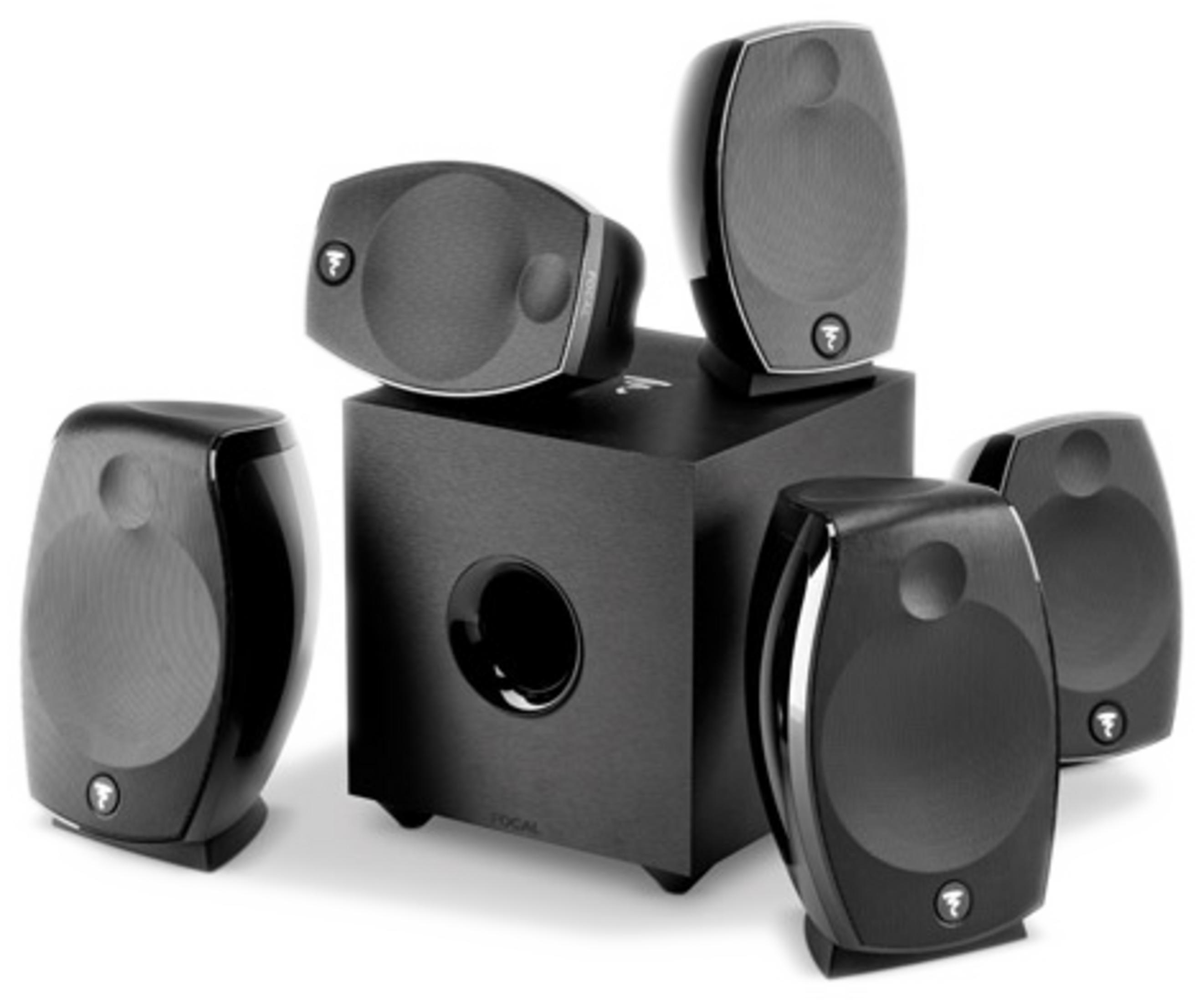 Subwoofer ve dört uydu hoparlörlü siyah hoparlör sistemi.
