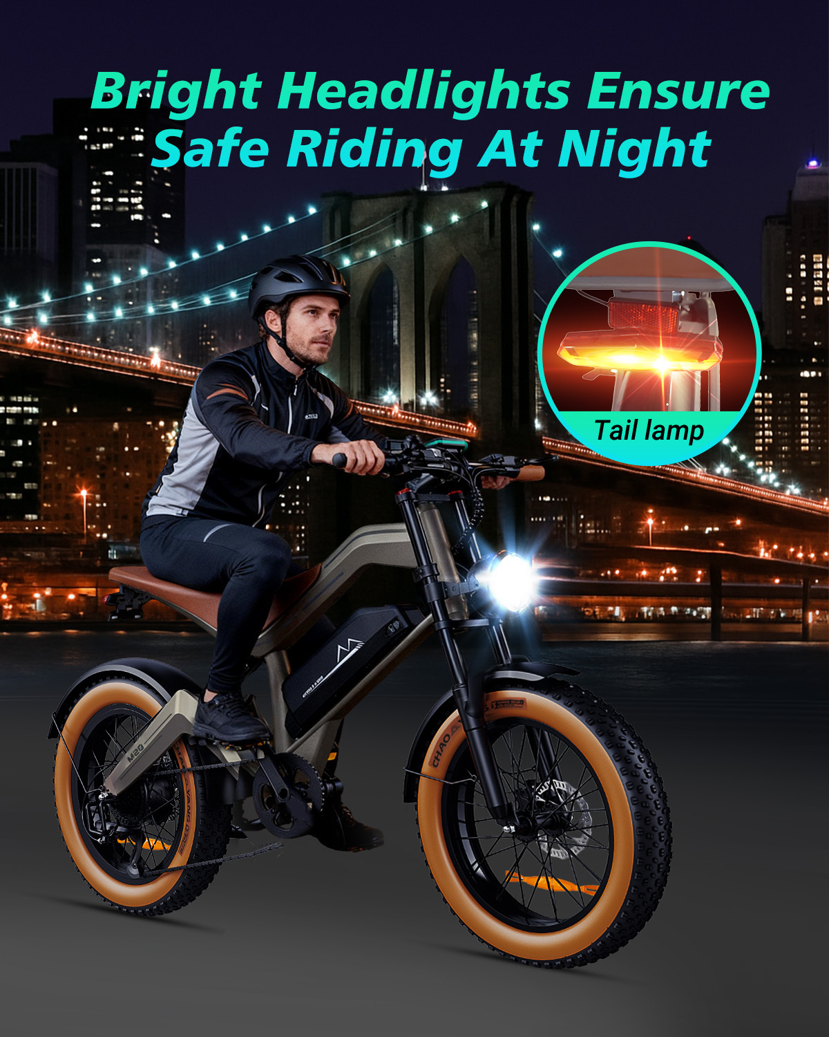 Hombre monta bicicleta eléctrica de noche con faro brillante ante puente iluminado.