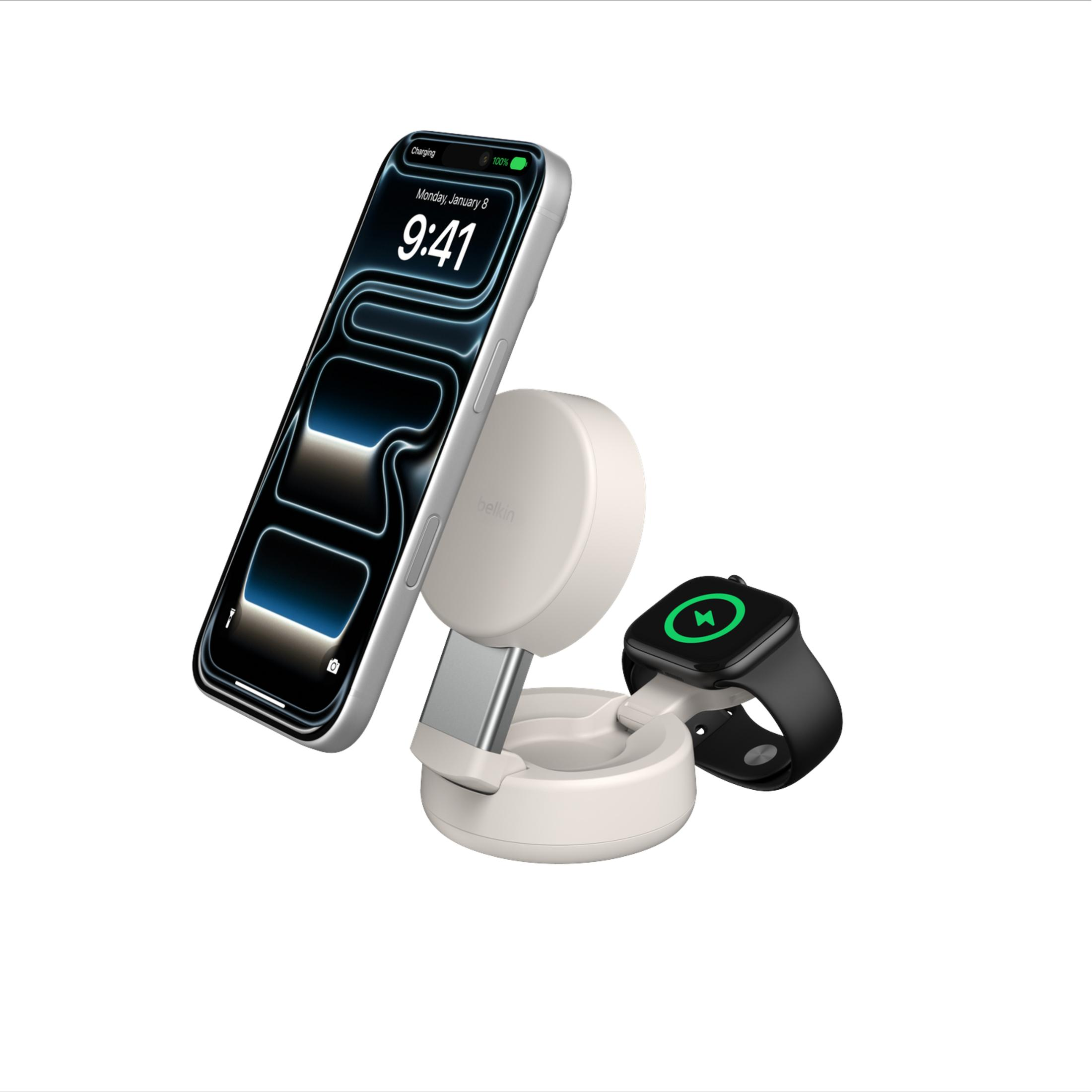 Un supporto bianco tiene un iPhone e un Apple Watch in carica.