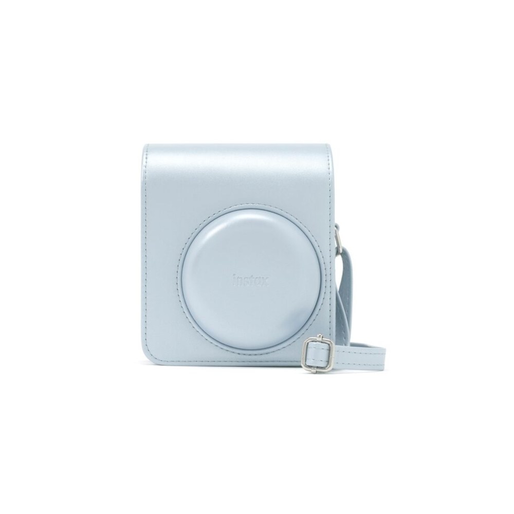 Una funda de cámara Instax azul claro con una cubierta de lente circular y una correa a juego con una hebilla plateada, sobre un fondo blanco.