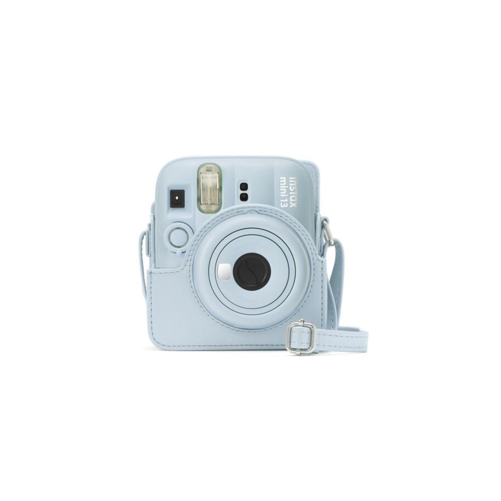 Cámara Instax Mini 13 azul claro en funda azul claro con correa.