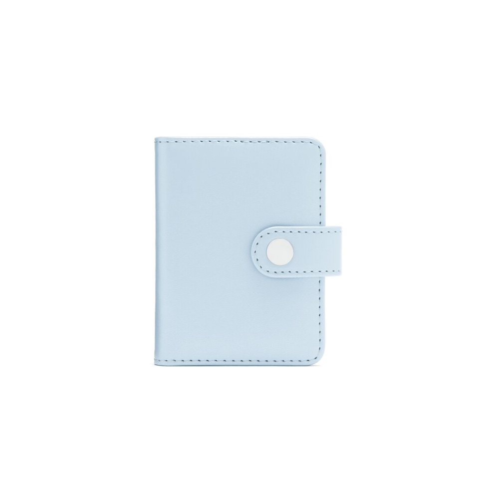 Un cuaderno azul claro con cierre a presión, sobre fondo blanco.