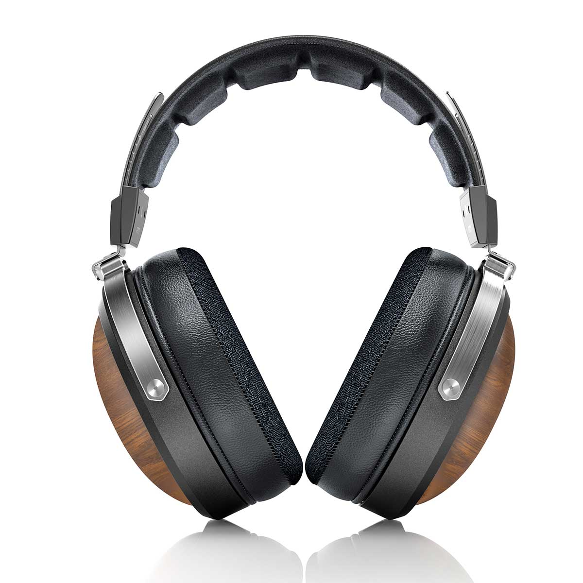 Auriculares negros supraaurales con detalle de madera y adornos plateados sobre fondo blanco.