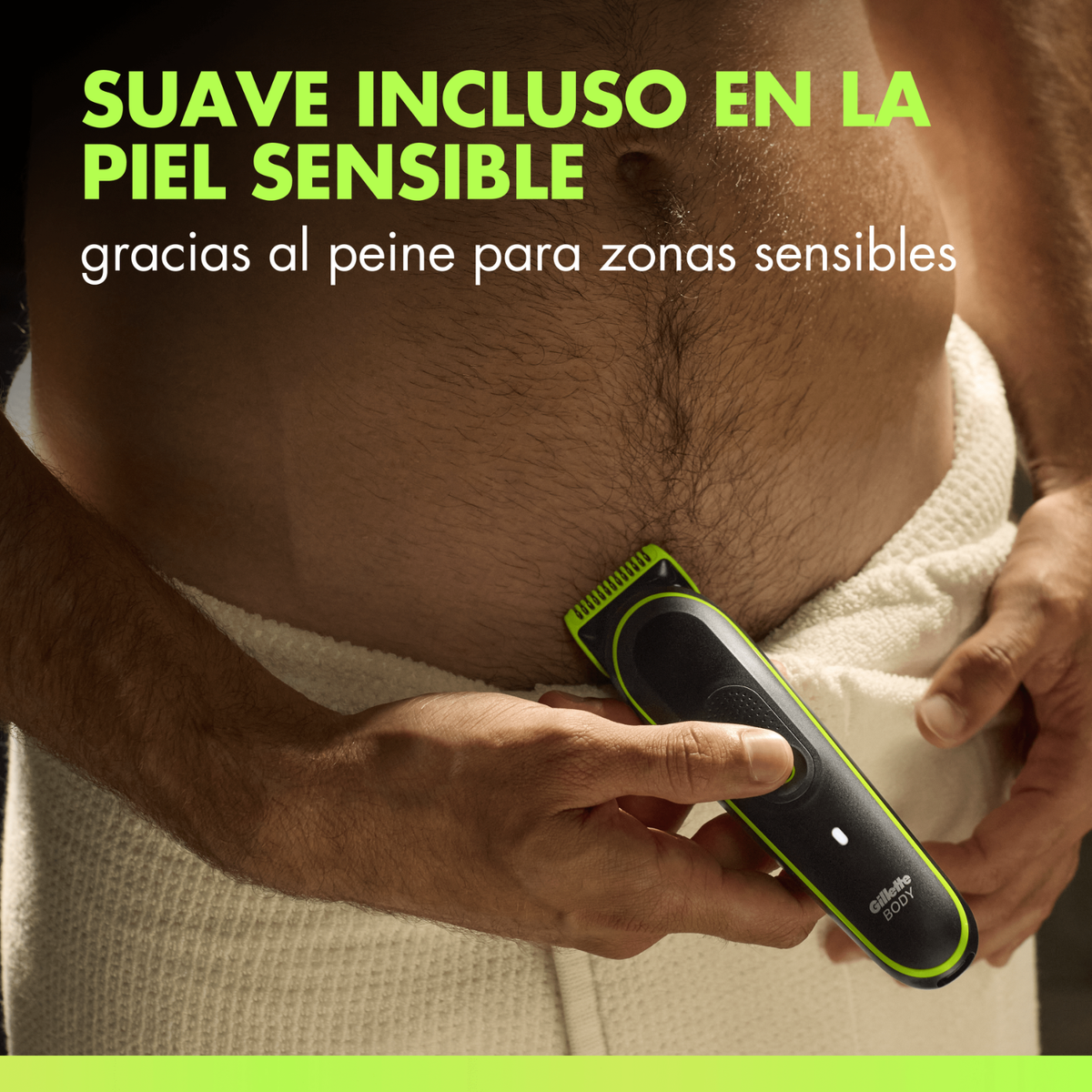 Un uomo usa un body groomer nero e verde su pelle sensibile.