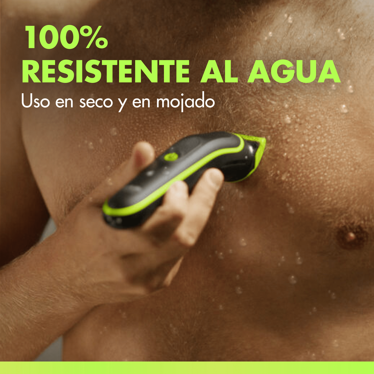 Primo piano del petto bagnato di una persona che usa un rifinitore elettrico nero e verde. Testo: 100% RESISTENTE ALL'ACQUA. Uso a secco e bagnato.