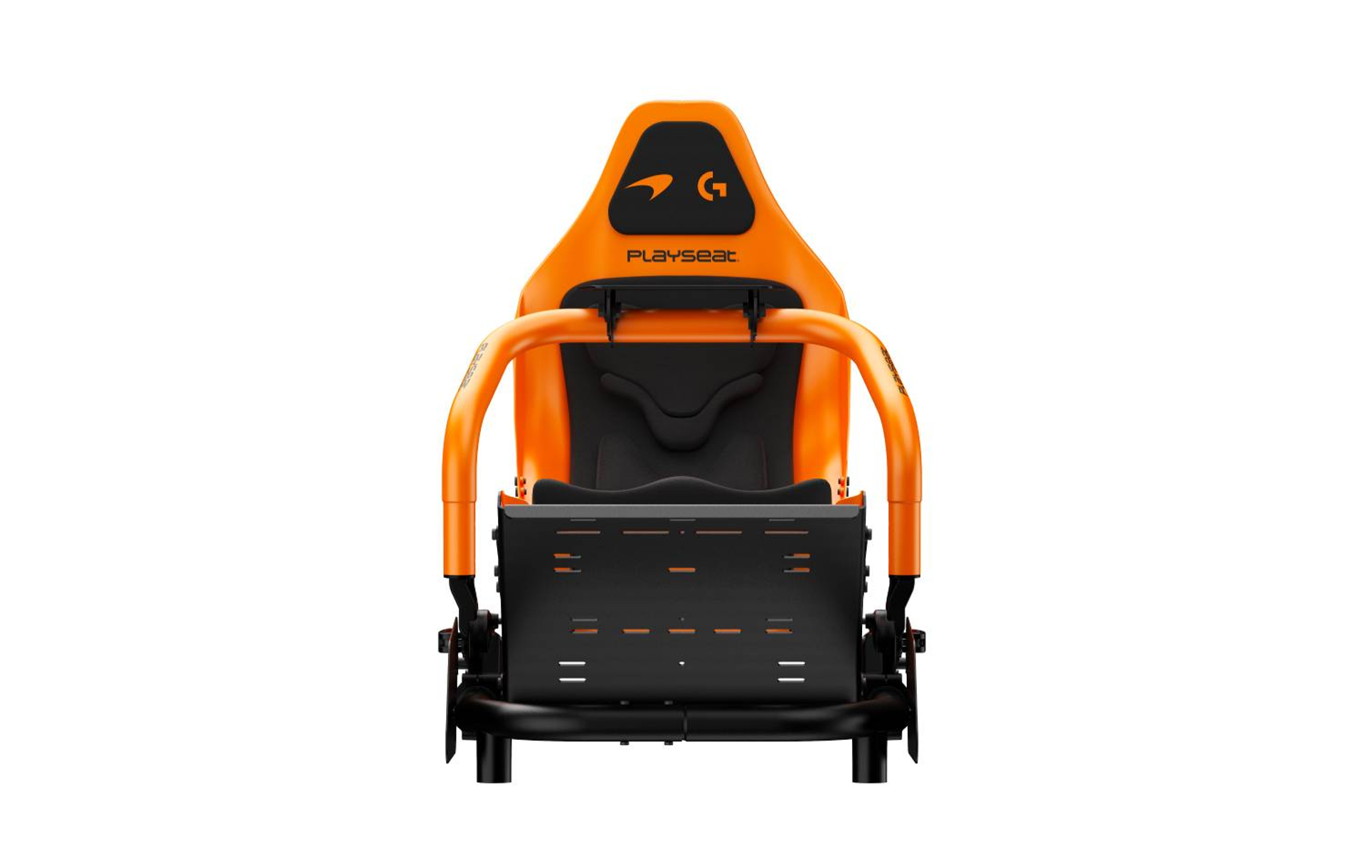 Un asiento de simulador de carreras, naranja y negro, con el logo de Playseat y McLaren en el reposacabezas, visto de frente.
