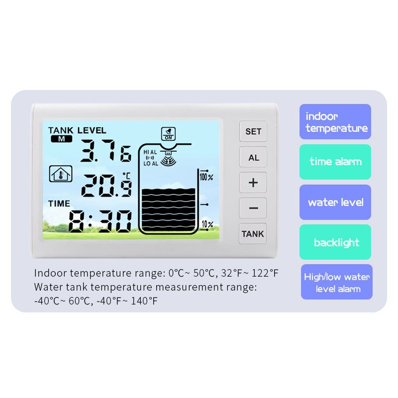 Een digitaal display toont tankniveau, tijd en temperatuur.