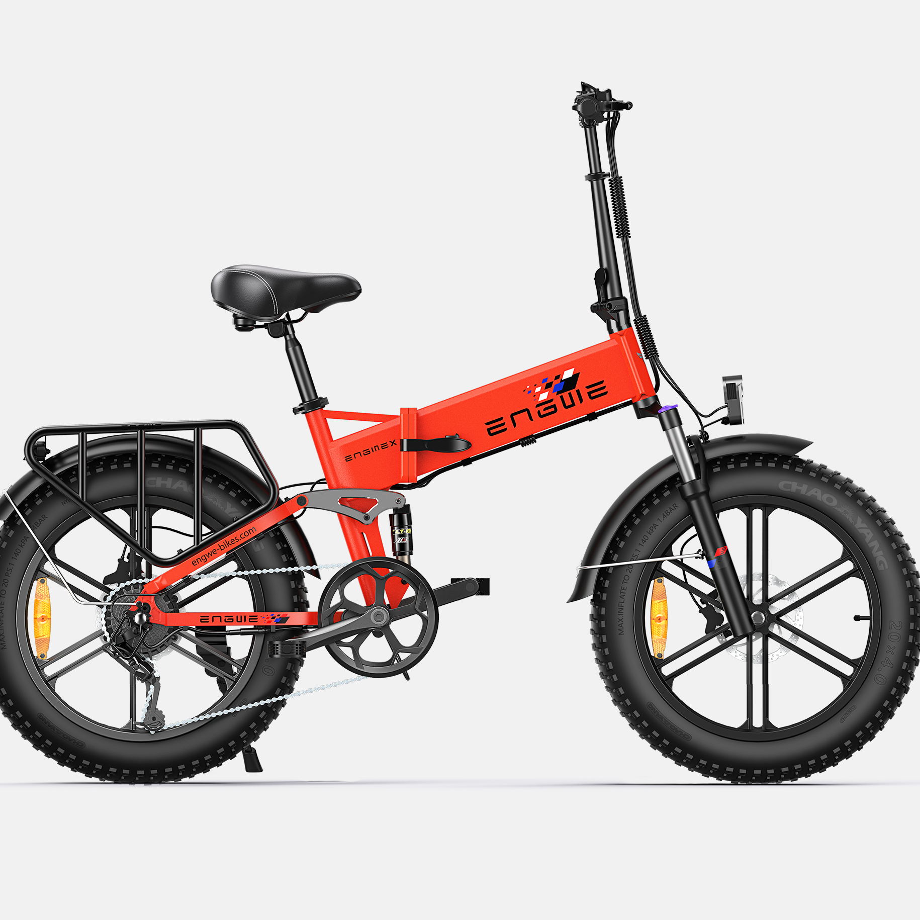 Ein rotes faltbares Elektrofahrrad mit dicken Reifen und Gepäckträger.