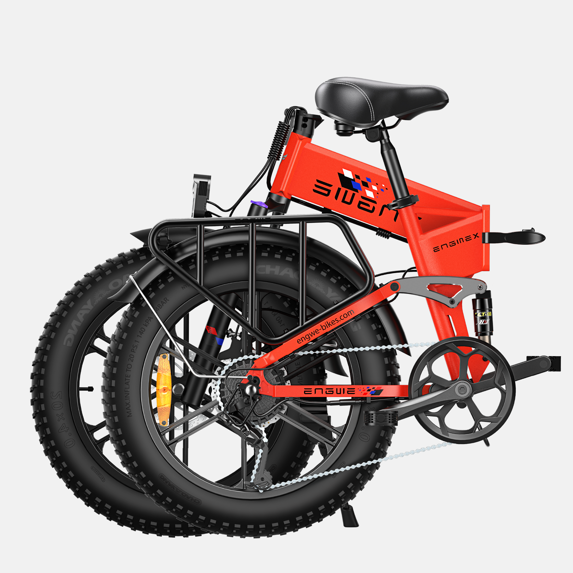 Ein rotes faltbares E-Bike mit dicken Reifen, Gepäckträger und schwarzem Sattel.