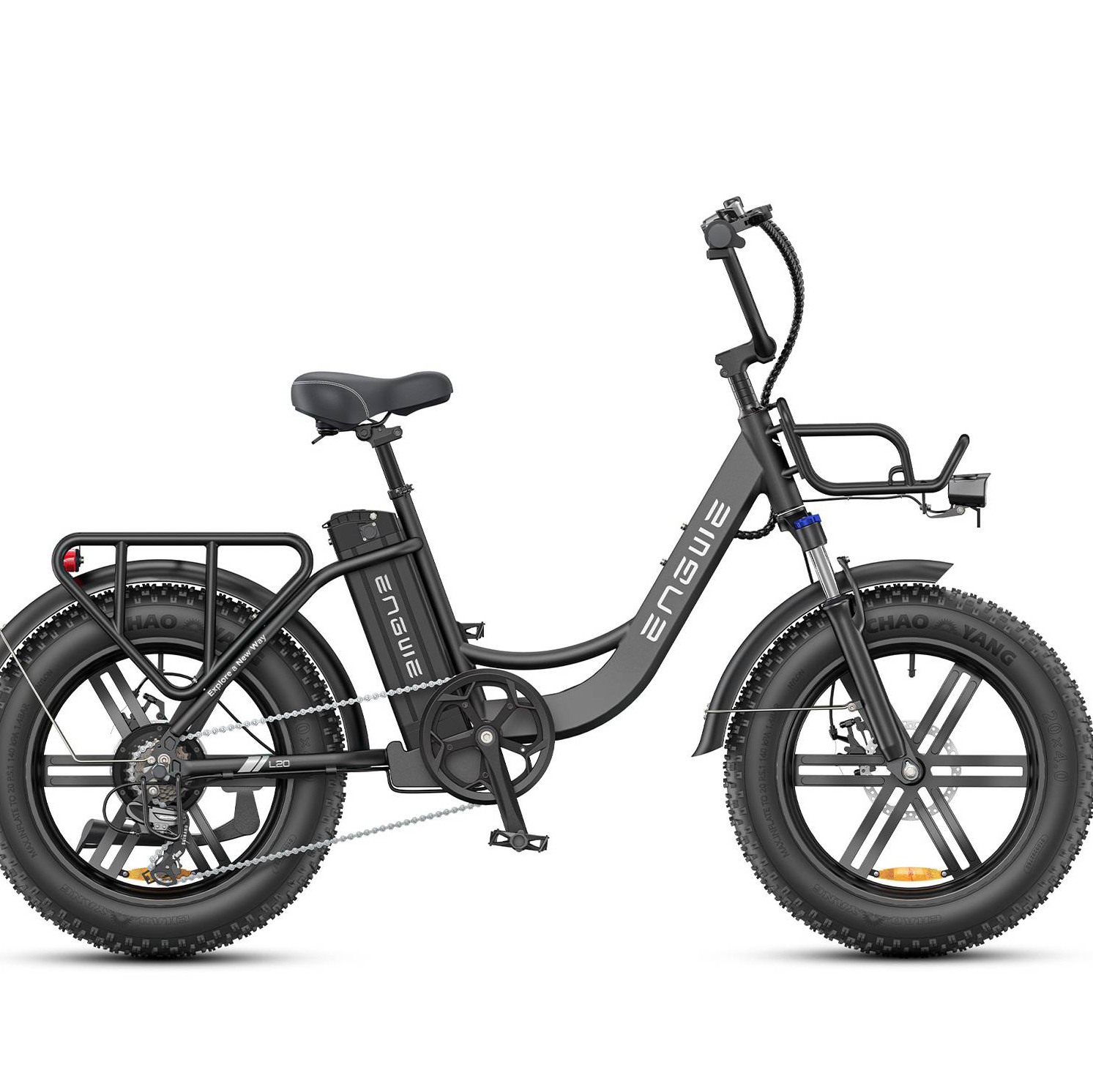 Schwarzes E-Bike mit breiten Reifen, Gepäckträger vorne und hinten, weißem Sattel.
