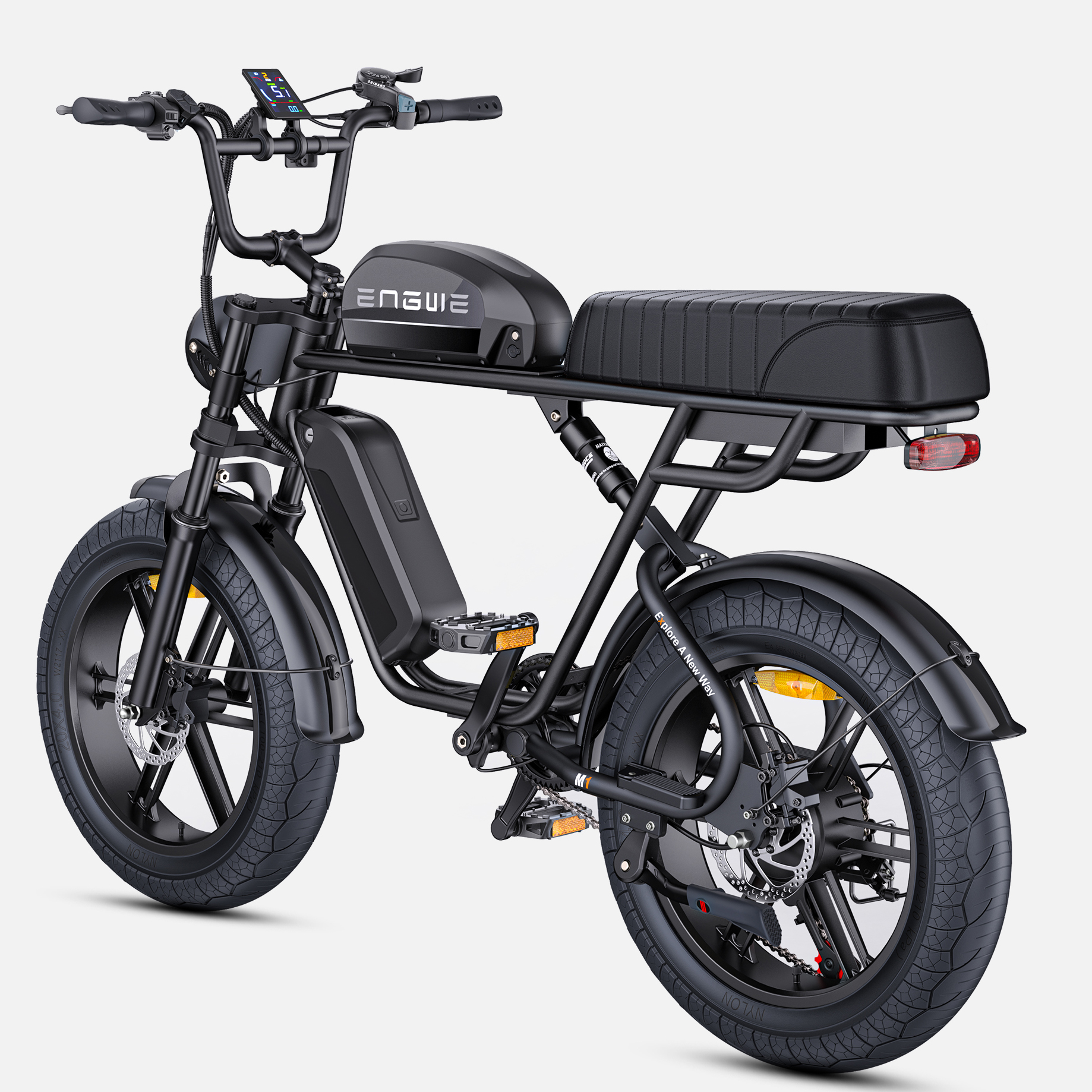 Ein schwarzes E-Bike mit breiten Reifen, einem digitalen Display und einem gefederten Sitz.