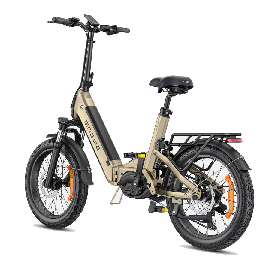Ein goldfarbenes E-Bike mit schwarzem Sattel und Gepäckträger, steht auf weißem Hintergrund.