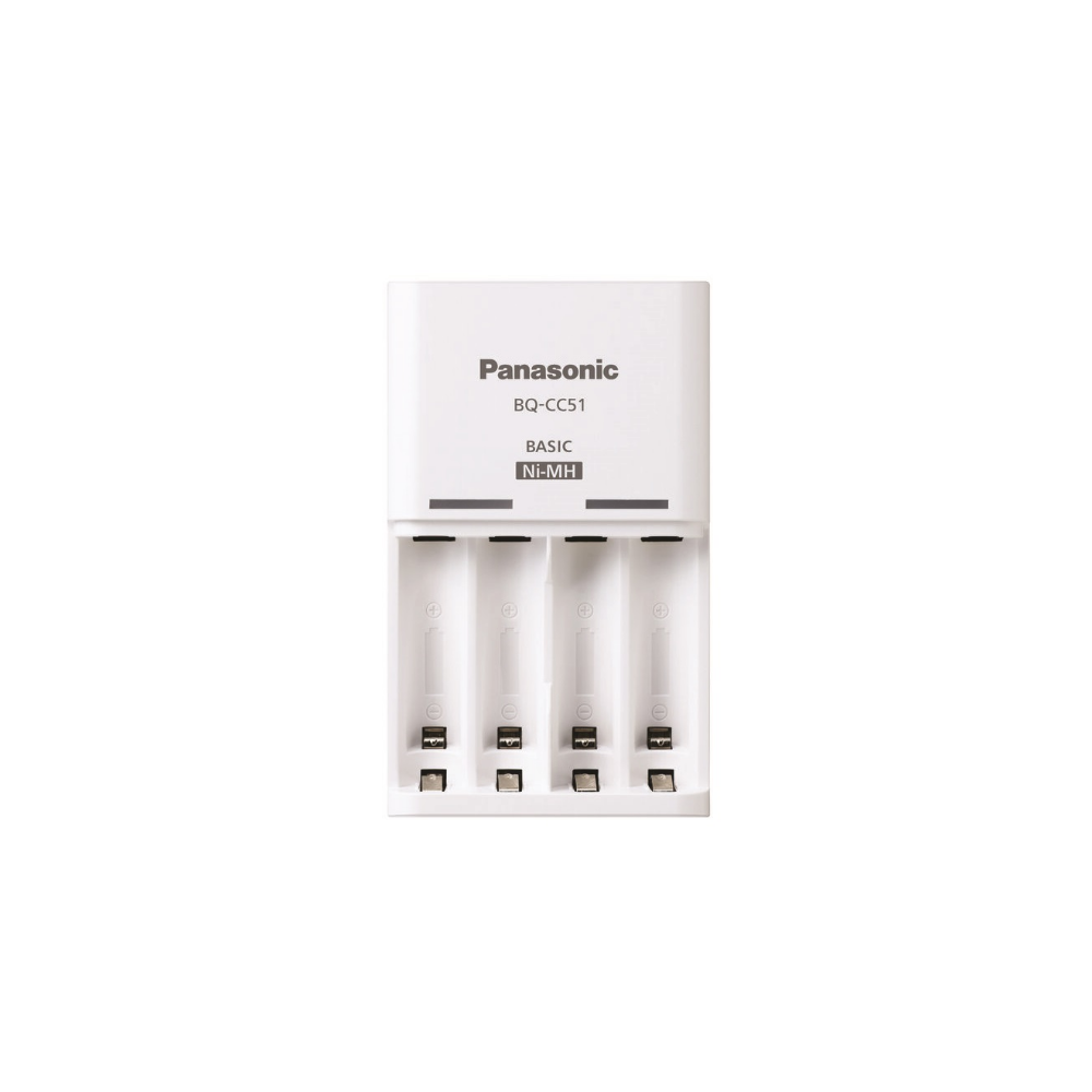 Ein weißes Panasonic BQ-CC51 BASIC Ni-MH Batterieladegerät mit vier leeren Schächten ist vor einem weißen Hintergrund abgebildet.