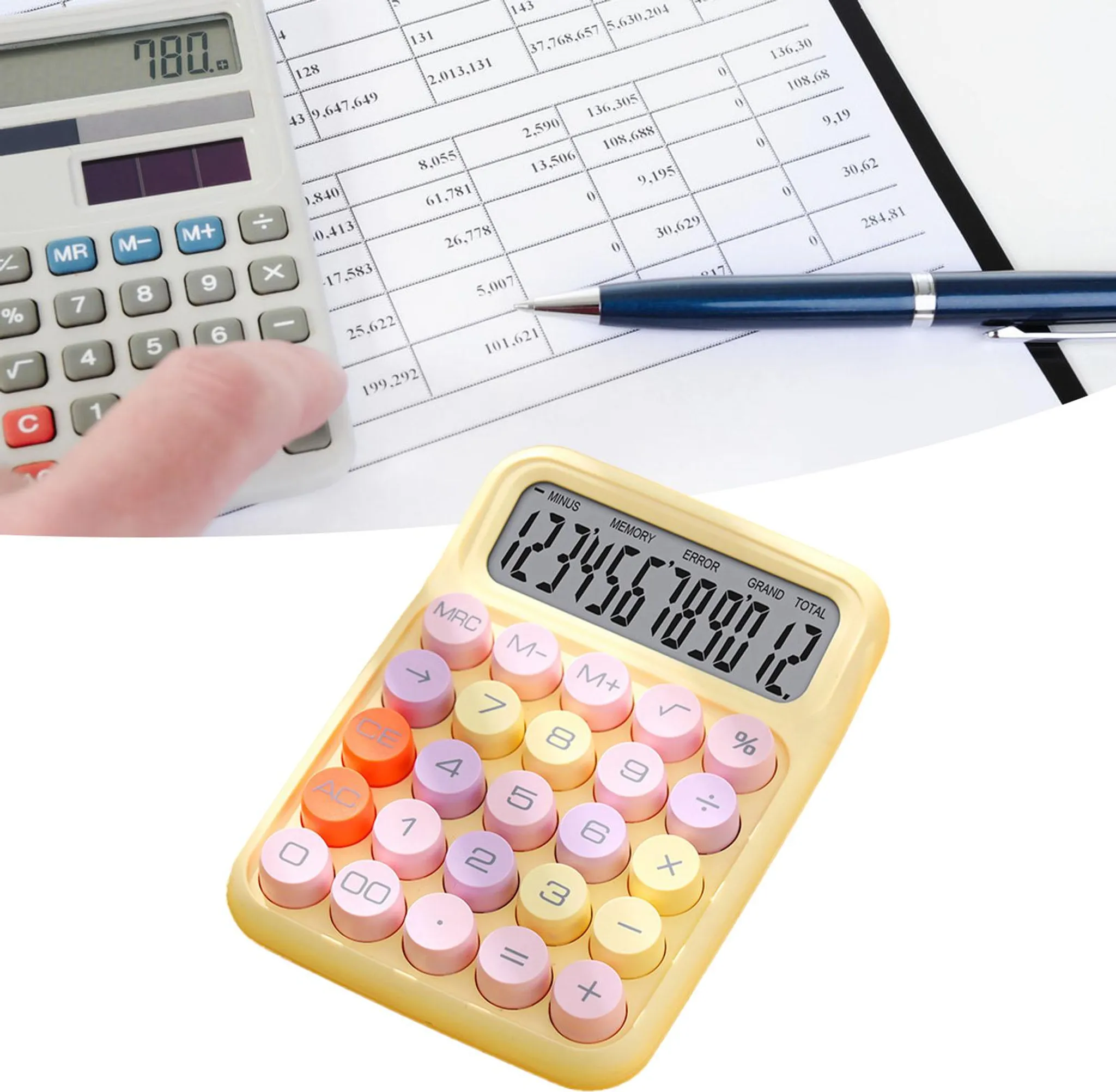 Zwei Taschenrechner liegen auf Finanzdokumenten, einer in Gebrauch.
