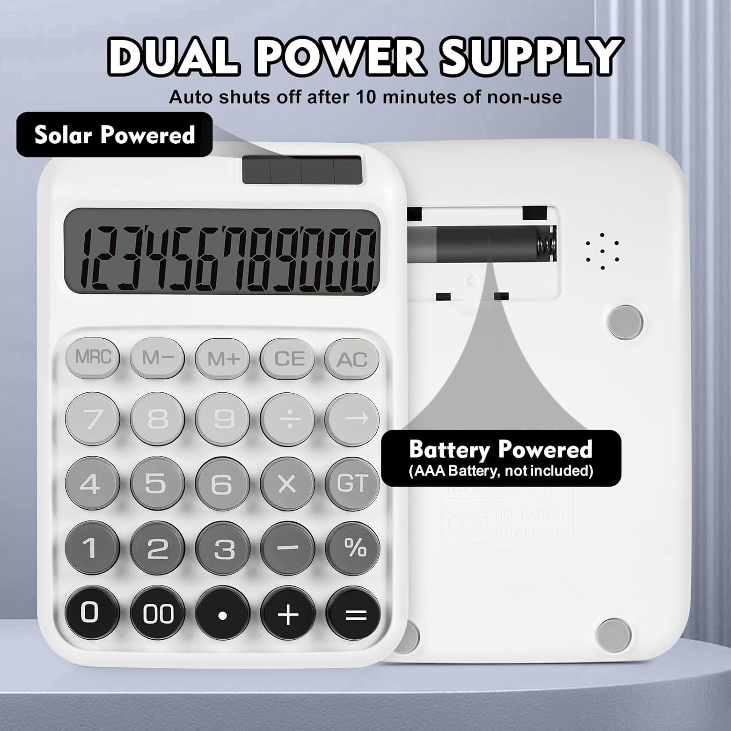 Weißer Taschenrechner mit Solarpanel und Batteriefach. Zeigt '123456789000' an.