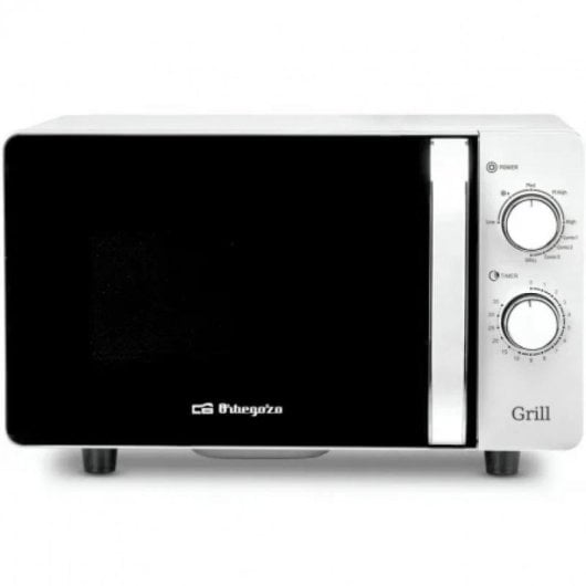 Un horno microondas Orbegozo blanco con puerta negra y dos perillas de control en el lado derecho, etiquetadas como "Power" y "Timer".