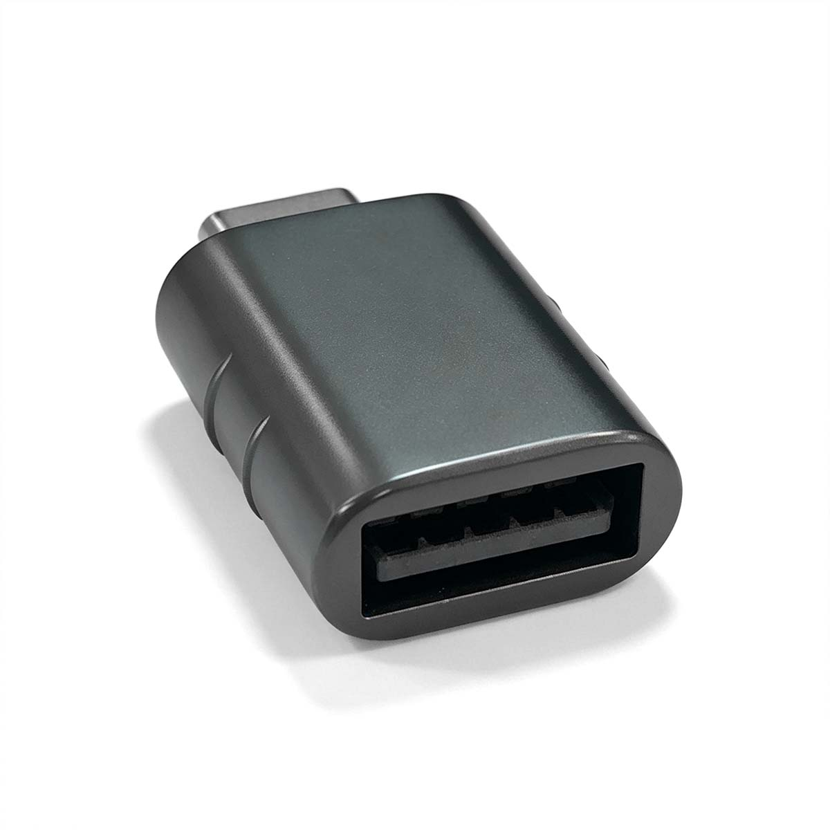 Grauer USB-C-zu-USB-A-Adapter mit einem USB-A-Anschluss und einem USB-C-Stecker.
